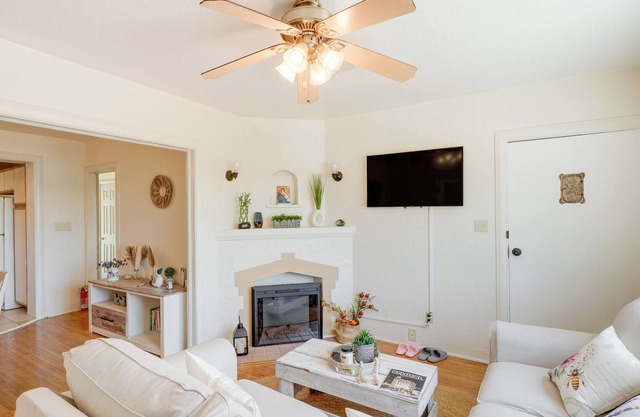Charming Cottage in Oleander/Sunset Neighborhood