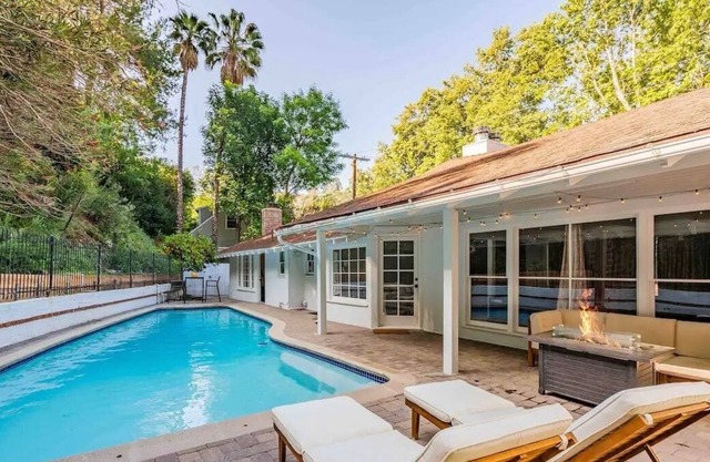 Charming Cottage in the Hills of LA - Close to Restaurants, Shops, Entertainment