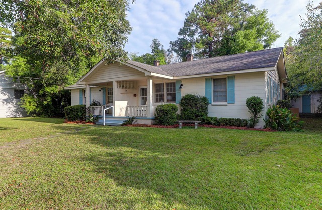 Charming Cottage in Historic Summerville! 2-Bed 2-Bath Walk to shopping/dining!