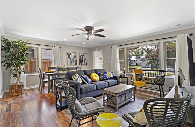 Charming Cottage - Lake access steps away ! 2 King beds / 1 Queen Sleeper Sofa