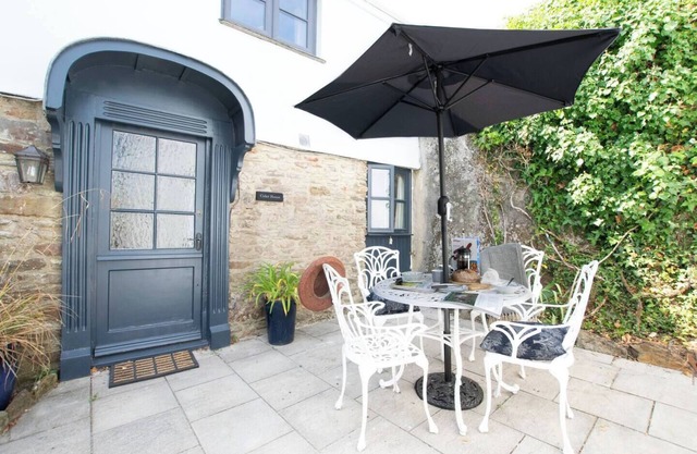 Charming Cottage Near Dartmouth with Log Burner