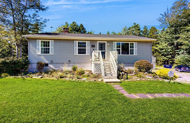 Charming cottage near the beach with balcony, deck, grill, fireplace - dogs OK