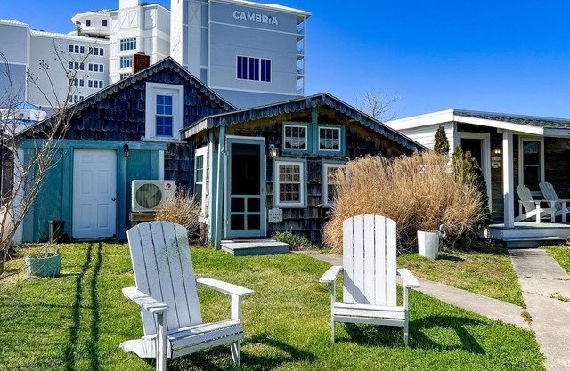 Charming cottage near the boardwalk & beach with AC, WiFi, kitchen