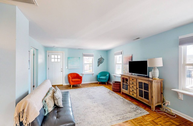 Charming cottage near beach/boardwalk with modern amenities, AC, WiFi