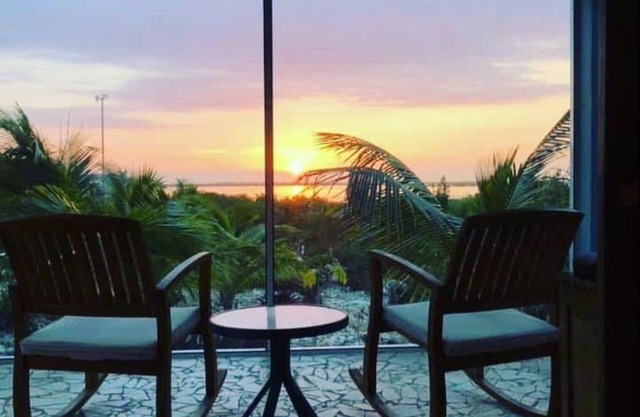 Charming Cottage overlooking Beautiful Bottle Creek, NORTH CAICOS