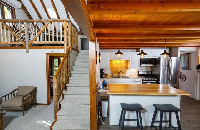 *New Listing* Charming! Whispering Pines Cottage