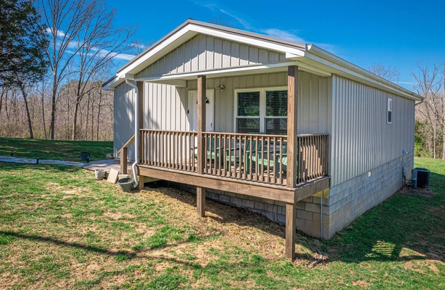 Charming Cottage on 6 Acres with Private Hot Tub & Central AC