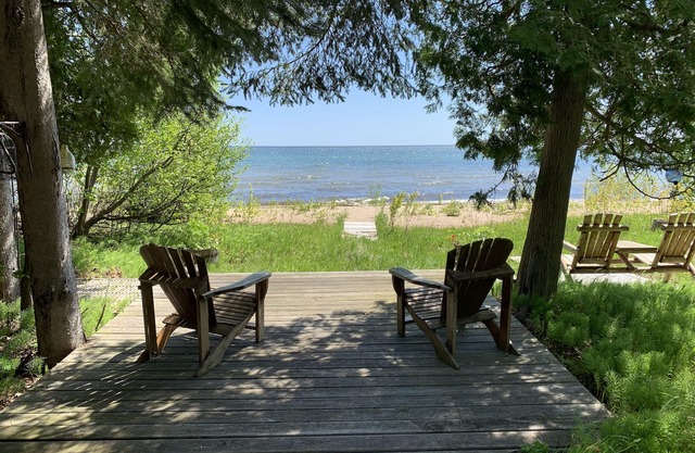 Charmant chalet sur la plage de sable de sable du lac Huron