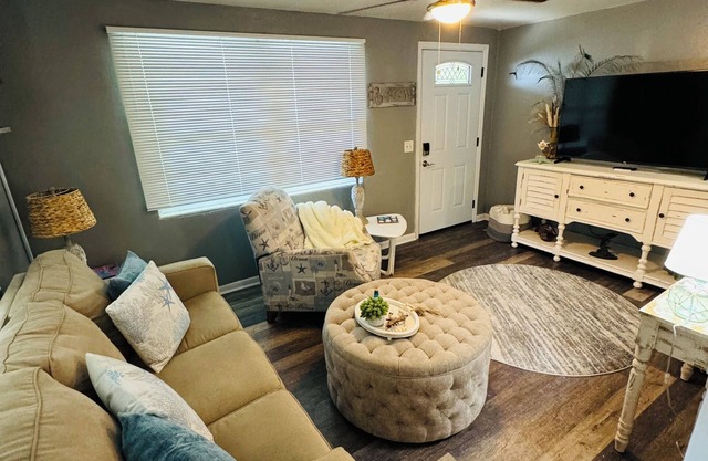 Charming cottage sleeps 6 with jacuzzi and firepit minutes to beach pets welcome