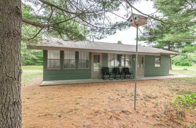 CHARMING COTTAGE STEPS FROM CASTLE ROCK LAKE - PET FRIENDLY