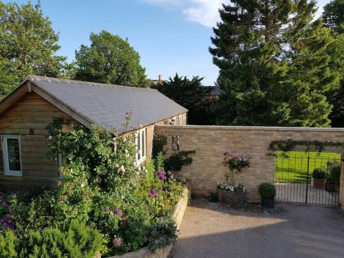 Charming Cottage surrounded by Idyllic garden in peaceful location in central Charlbury
