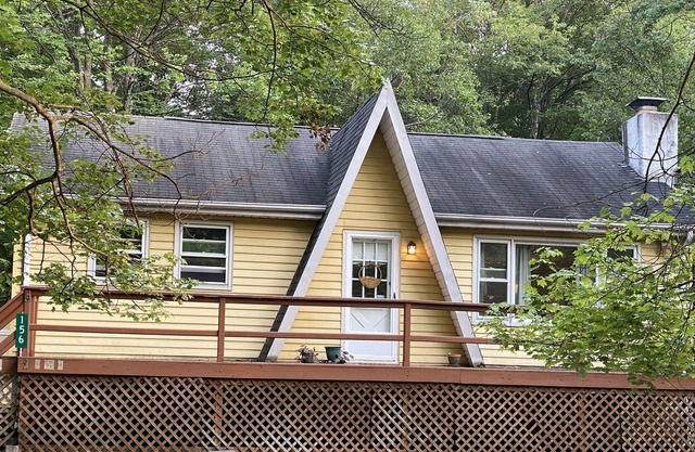 Charming cottage in Arrowhead Lake walking distance to Island pool and lake