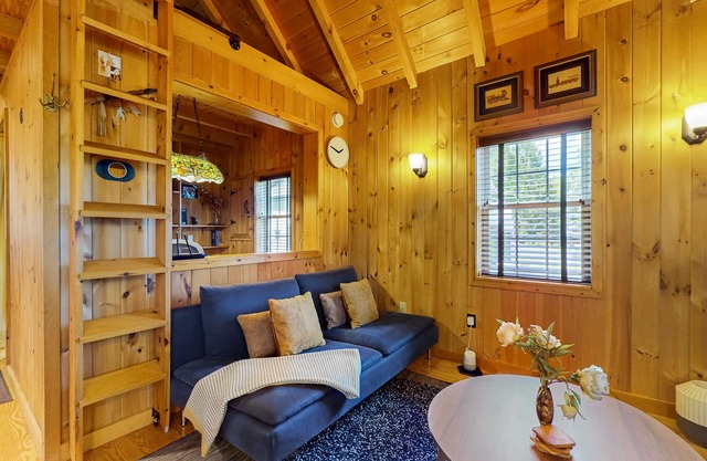Charming cottage with a full kitchen, porch, & gas grill - walk to the lake