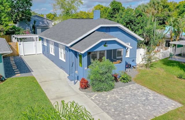 Charming Cottage: Minutes to Beach