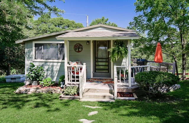 Charming cottage for two in a country setting but close to downtown.