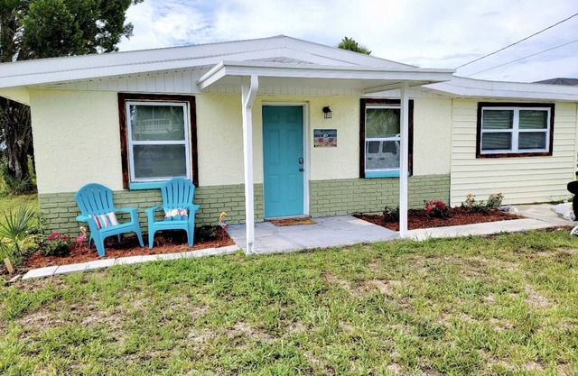 Charming Cottage Available NOW - Sleeps 10! 4 Min from Weeki Wachee (N Tampa)