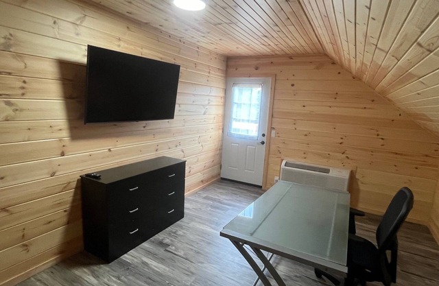 Charming cottage - New in 2024 with AC and Golf cart on peaceful Kelleys Island