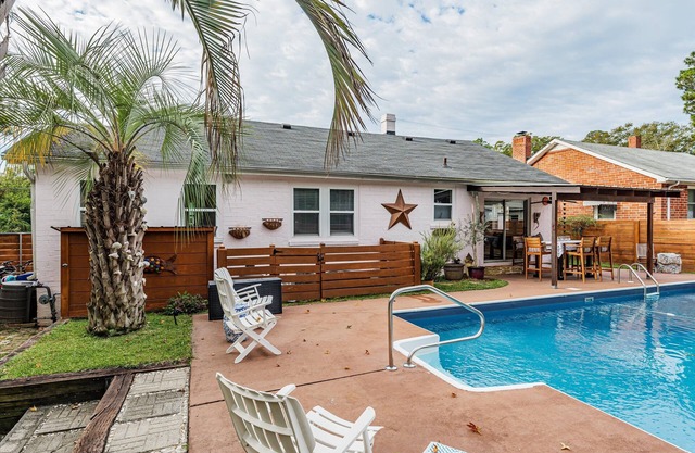 Charming Cottage, with pool… close to National Hills Masters Tournament.