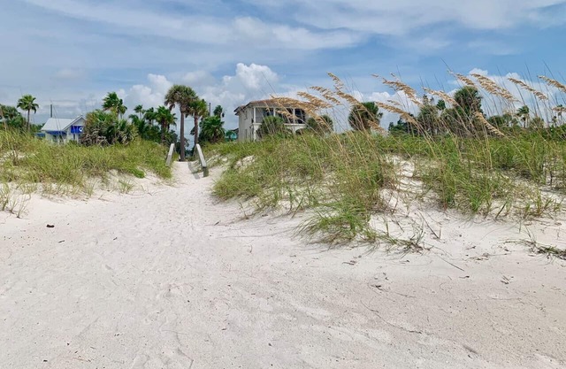 Charming Cottage in Pass-A-Grille Beach, Pets Ok