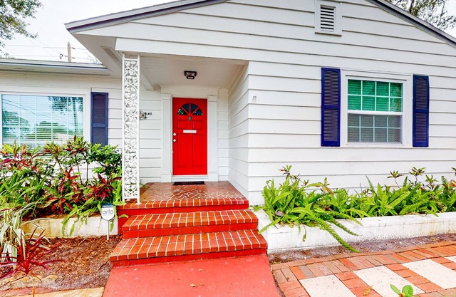 Charming cottage with patio & W/D - walk to the Bay Bay and North Shore Park