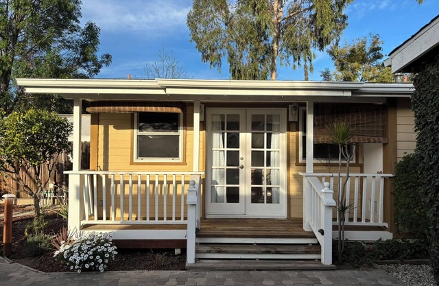Charming cottage in Thousand Oaks with WiFi and AC