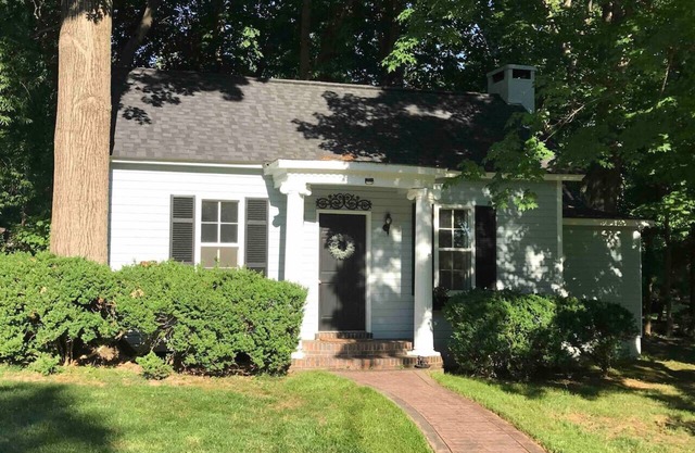 Charming Cottage w/ KING Bed - 1m To Downtown!