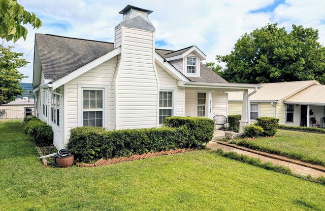 Charming cottage with 3 bed, 2 bath, and amenities in enchanting Guntersville.