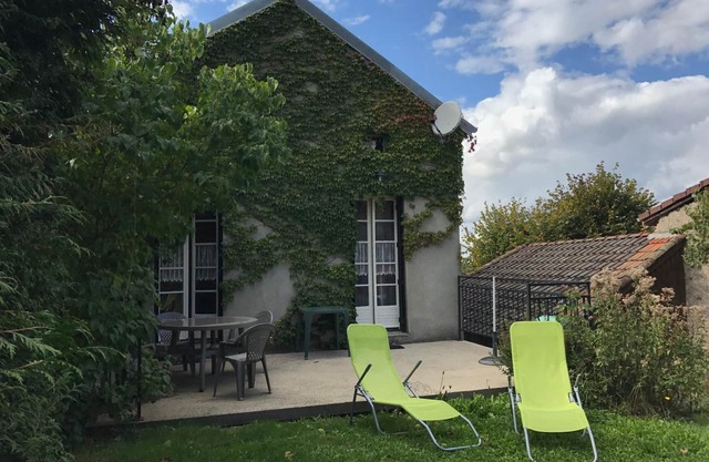 Charmant Gîte avec Activités Extérieures et Auberge sur Place à La Chabanne