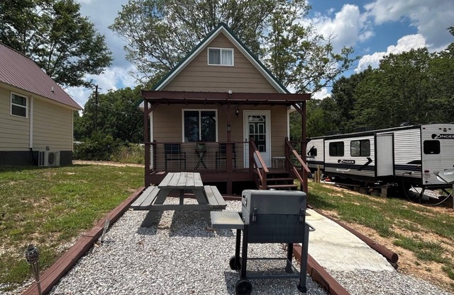 Charming cottage with AC, Pet-friendly, 4 guests, 3 miles from West Point Lake