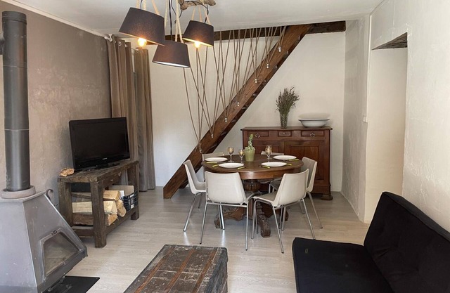 Gîte familial tout inclus avec équipements modernes et charme campagnard, centre village de Besson