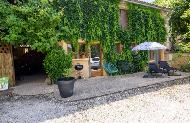 Gîte cosy avec cheminée et terrasse couverte au cœur du Périgord Noir