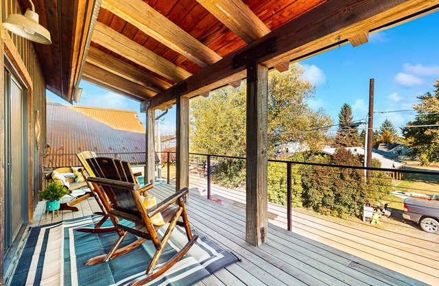 Charming country cottage with arcade game and easy access to skiing, and hiking.
