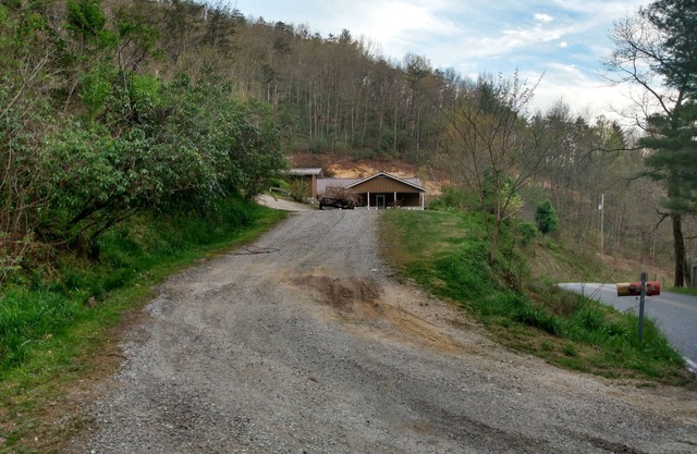 Charming country house with WiFi and AC in welcoming Tuckasegee