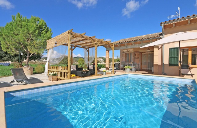 Charmante maison de campagne dans un endroit calme avec piscine, terrasse, vue imprenable, Internet