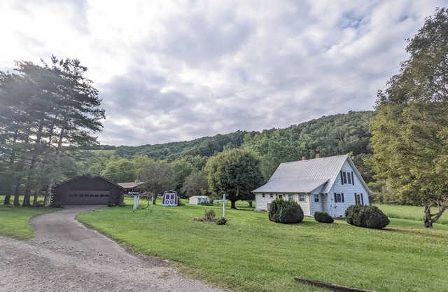 Charming countryside retreat with cozy rooms, modern amenities, and scenic views. Family-friendly!