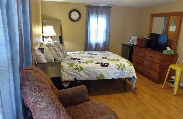 Charming Country 1Bd 1Ba Cabin near Eureka Springs, Beaver Lake and White River