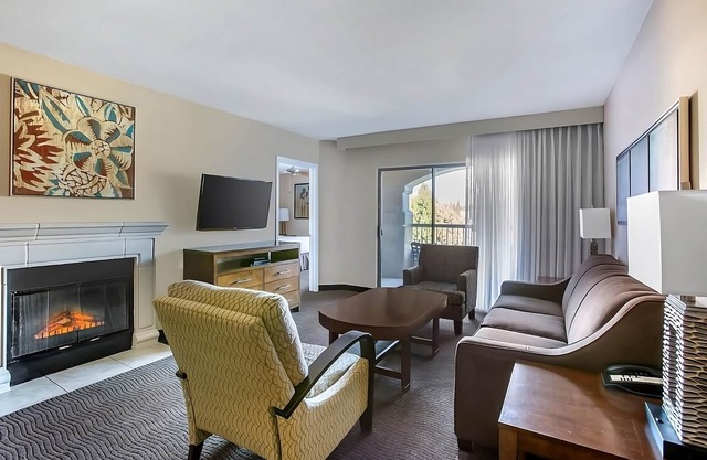 Charming Couple Retreat w/ Kitchen & Balcony | Hotel w/ Scenic Red Rocks Views