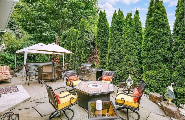 Charming & Cozy Apartment w/ Hot tub patio.