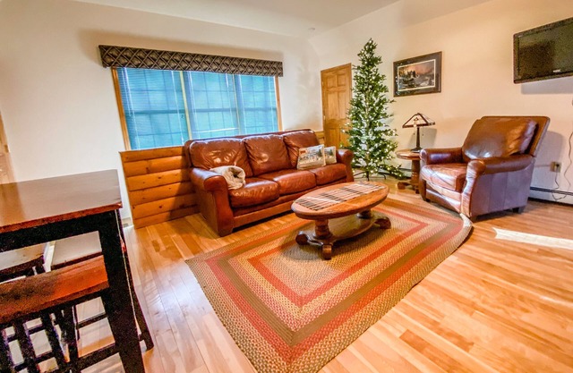 Charming Cozy Cabin on Ski Trail
