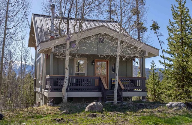 Charming Cozy Cabin with Mountain Views