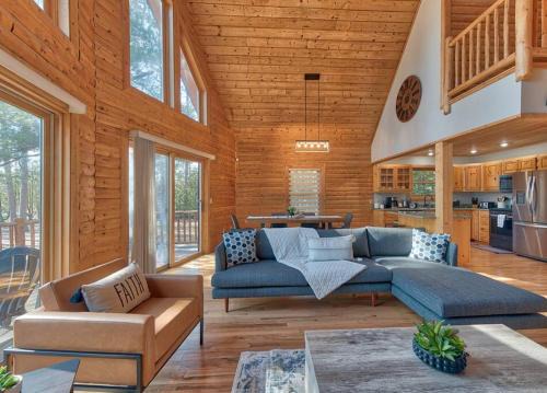 Charming & Cozy Chalet; Minutes to Shanty Creek!