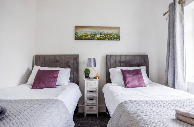 Contractor Friendly! 2BR w/ Netflix - City Centre Nr the beach by Everhome Ltd