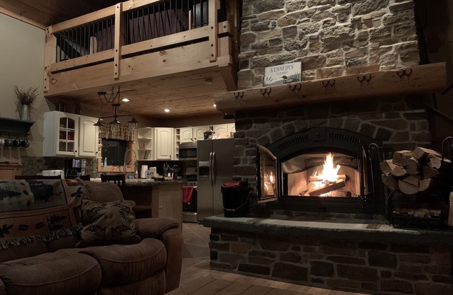 Charming, cozy, rustic Chalet.. Hollywood Hills, OLD FORGE, NY