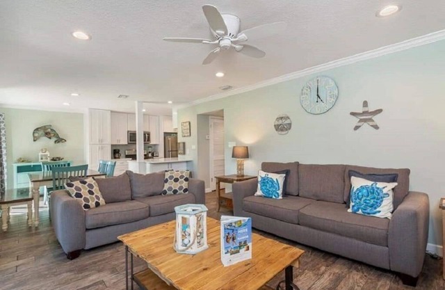 Charming, cozy with a coastal vibe family sized villa, 15 min walk to the beach.