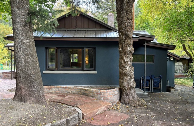Charming Creekside Mountain Cottage