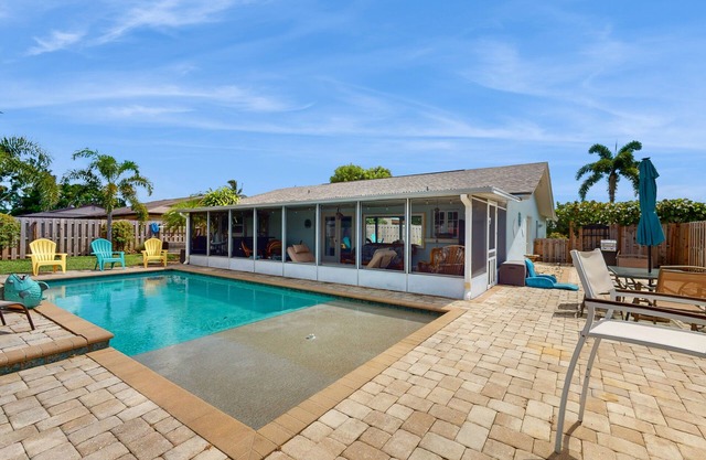 Charming house with private pool, fenced yard, and internet