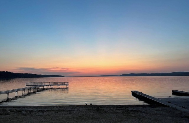 Charming Crystal Lake Cottage, Walk to Beach and Town, Ski Crystal Mountain