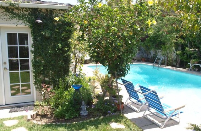 Charming Culver City Cottage w/ Shared Pool+garden