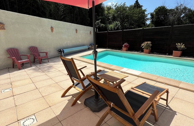 Charmant pavillon, avec piscine, en pleine verdure, au bord de l'Allier.