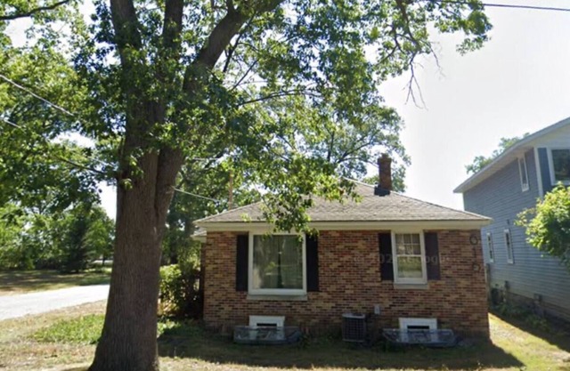 Charming Deeded Lake Access 3-bedroom cottage in Holland. 2 Week Min.